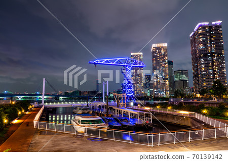 東京丰洲市區碼頭的夜景 70139142