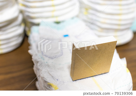 Put a name stamp on the diapers used in the nursery school 70139306