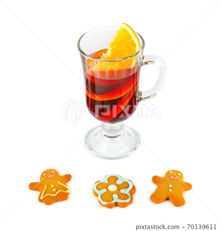 Glass with mulled wine and gingerbread cookies isolated on white background. 70139611