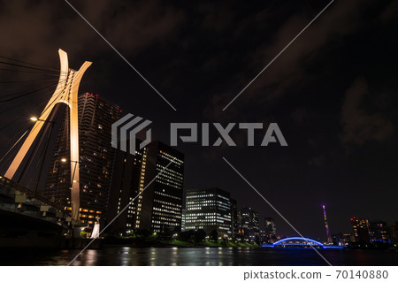 晴海中央大橋,永代橋和東京晴空塔的夜景 晴海中央大橋,永代橋和東京晴空塔的夜景 70140880