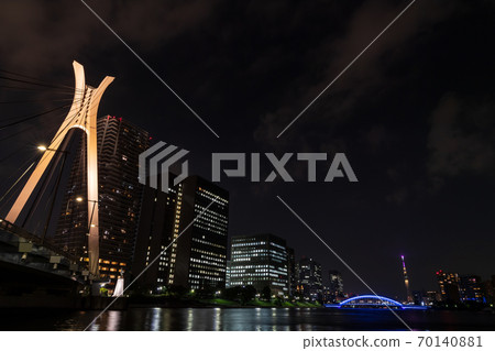 晴海中央大橋,永代橋和東京晴空塔的夜景 晴海中央大橋,永代橋和東京晴空塔的夜景 70140881