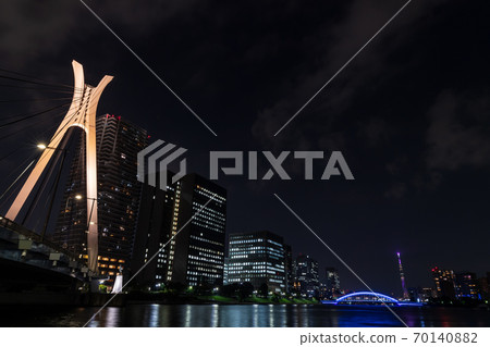 晴海中央大橋,永代橋和東京晴空塔的夜景 晴海中央大橋,永代橋和東京晴空塔的夜景 70140882