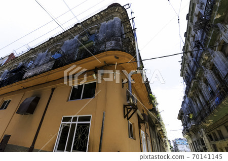 Old residential building in Havana, Cuba  70141145