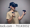 男人玩VR遊戲 70143032