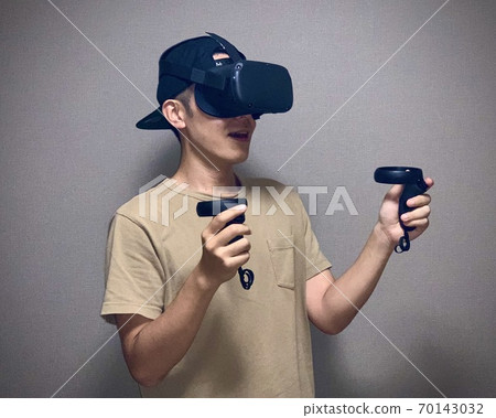 男人玩VR遊戲 男人玩VR遊戲 70143032