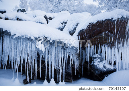 Row of frosty icicles in nature 70143107