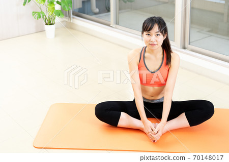 Muscle training girls exercising in the apartment room, open leg stretch, diet sports, ponytail Muscle training girls exercising in the apartment room, open leg stretch, diet sports, ponytail 70148017