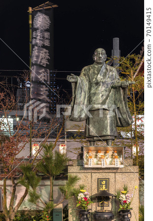 [東京上野]站在日蓮宗的德大寺的菩薩日蓮雕像的夜景，其中供奉著位於天谷橫町的Marishiten。 70149415