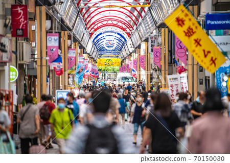 日本橫濱城市景觀：擠滿購物者的Komyoji Kannon-dori購物街= 2020年9月16日（to官內閣誕生） 70150080