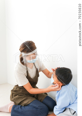 Nursery teacher wearing a mask for kindergarten children 70150810