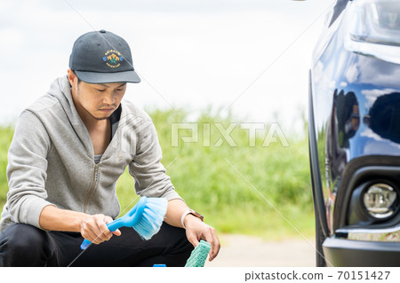 Choosing a car wash tool with a brush Choosing a car wash tool with a brush 70151427