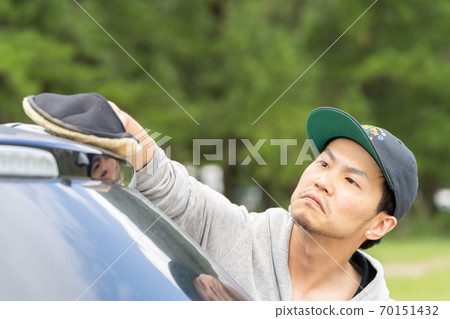 一個男人用木桐手套洗車 一個男人用木桐手套洗車 70151432