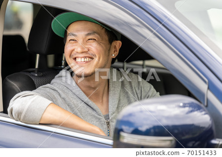 一個喜歡笑著開車的男人 70151433