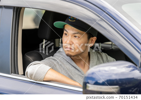 男人享受開車 70151434