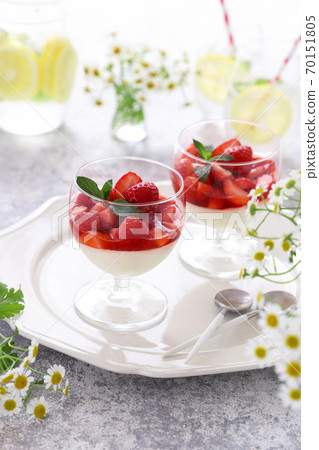 Puru Puna Cotta Strawberry Sauce 70151805