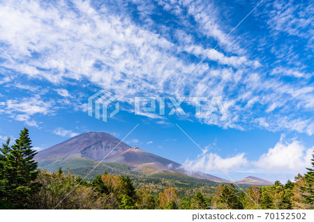 (Shizuoka Prefecture) Mt. Fuji seen from Mizugatsuka Park where the autumn leaves have begun (Shizuoka Prefecture) Mt. Fuji seen from Mizugatsuka Park where the autumn leaves have begun 70152502