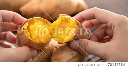 烤地瓜 烤番薯 台灣 小吃 Roasted sweet potato 焼き芋 焼きいも 烤地瓜 烤番薯 台灣 小吃 Roasted sweet potato 焼き芋 焼きいも 70152584