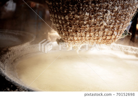 Basket salt on pan. Basket salt on pan. 70152698