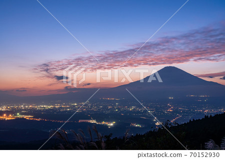 (Shizuoka Prefecture) Oyama / Gotemba street lights and Mt. Fuji seen from Ashigaratōge 70152930