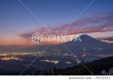 (Shizuoka Prefecture) Oyama / Gotemba street lights and Mt. Fuji seen from Ashigaratōge 70152931