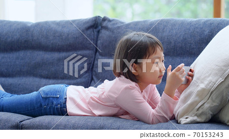 在沙發上使用智能手機的女孩 70153243
