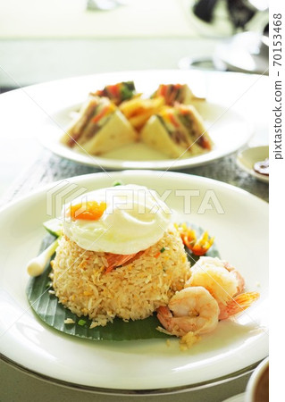 Fried rice and club sandwich lunch 70153468