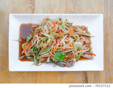 Spicy papaya salad with raw prawn Spicy papaya salad with raw prawn 70157312