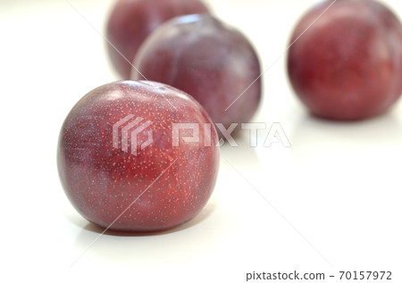 4 whole plums 4 whole plums 70157972