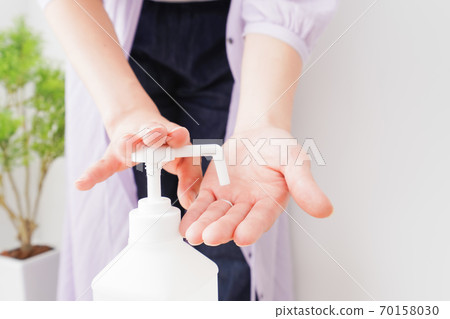 Hands to disinfect with alcohol 70158030