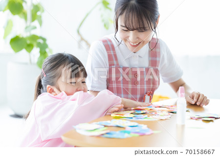 育兒圖片:女孩和托兒所老師 育兒圖片:女孩和托兒所老師 70158667