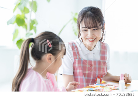 育兒圖片:女孩和托兒所老師 育兒圖片:女孩和托兒所老師 70158685