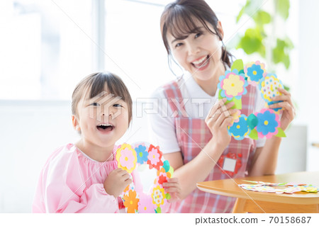 育兒圖片:女孩和托兒所老師 育兒圖片:女孩和托兒所老師 70158687