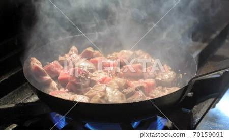 Stir-fried beef diced 70159091