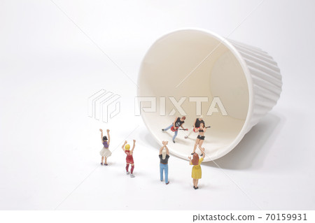 the mini of singer have the concert on paper cup the mini of singer have the concert on paper cup 70159931