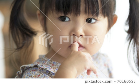 孩子吮手指 孩子吮手指 70160553