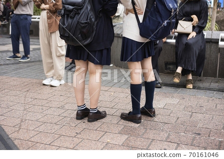 高中女生的腳穿海軍藍短襪和海軍藍長襪 70161046