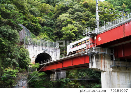 兵庫縣西宮市竹島溫泉特快“ Konotori”和名所隧道智久竹島橋和牟子川(初秋) 兵庫縣西宮市竹島溫泉特快“ Konotori”和名所隧道智久竹島橋和牟子川(初秋) 70161097