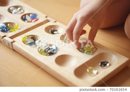 孩子們在玩曼卡拉 70161654