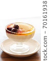 Close-up a cup of pudding with apple syrup and berries 70161938