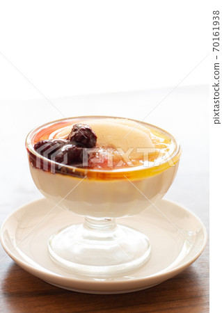 Close-up a cup of pudding with apple syrup and berries 70161938