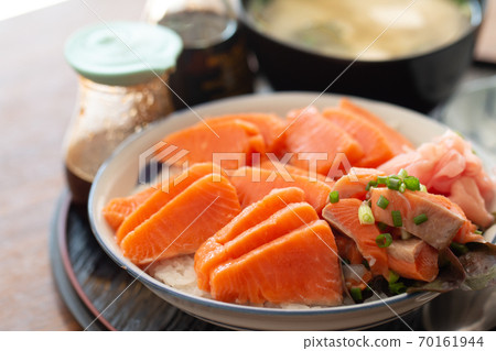 Salmon sashimi and salmon roe with rice bowl or donburi in Japanese style food 70161944