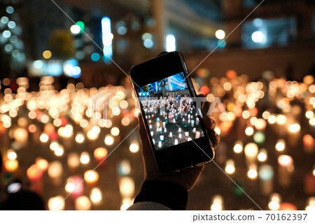 Smartphone shooting 70162397