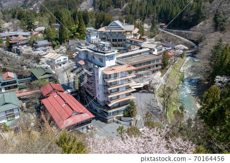 春天的四萬溫泉溫泉鎮 70164456