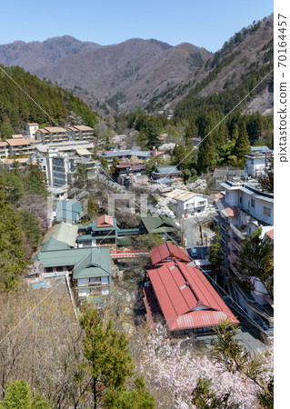 春天的四萬溫泉溫泉鎮 70164457