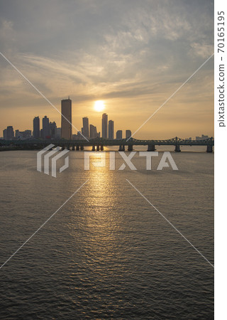 在漢城漢江上的日落 在漢城漢江上的日落 70165195