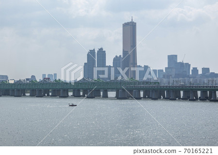 首爾漢江鐵橋和地標塔 70165221