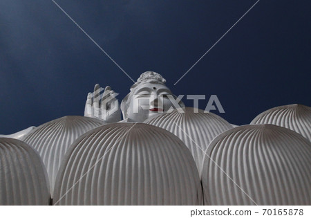 巨大的佛像，在佛像的眼睛上刻有佛陀的眼睛，並在泰國王國Chen Lai Wat Phi Prakun中形成傳教標記（轉換環標記） 70165878