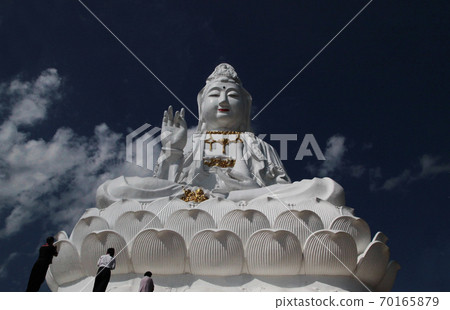 巨大的佛像，在佛像的眼睛上刻有佛陀的眼睛，並在泰國王國Chen Lai Wat Phi Prakun中形成傳教標記（轉換環標記） 70165879