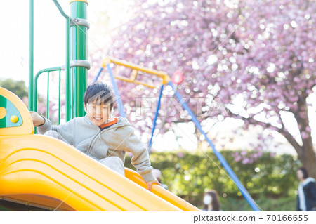 在櫻桃樹下玩耍的孩子 在櫻桃樹下玩耍的孩子 70166655