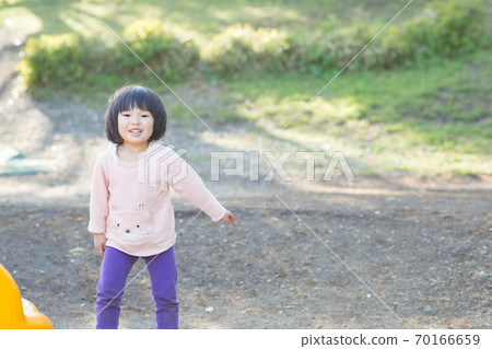 使用與一張搖晃的桌的女孩 70166659